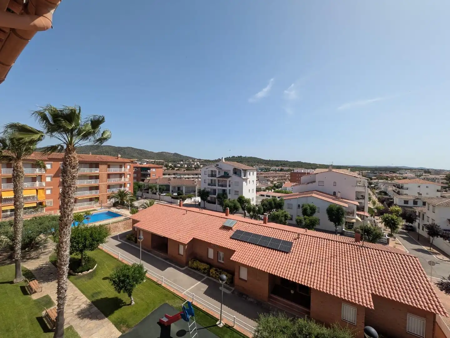 Vista exterior de Àtic en venda en Roda de Berà amb Jardí privat, Traster i Piscina