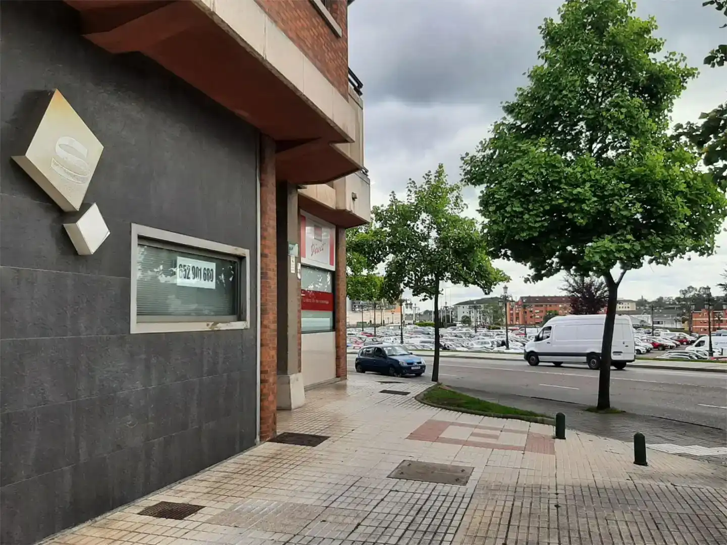 Local de lloguer en Oviedo  amb Aire condicionat