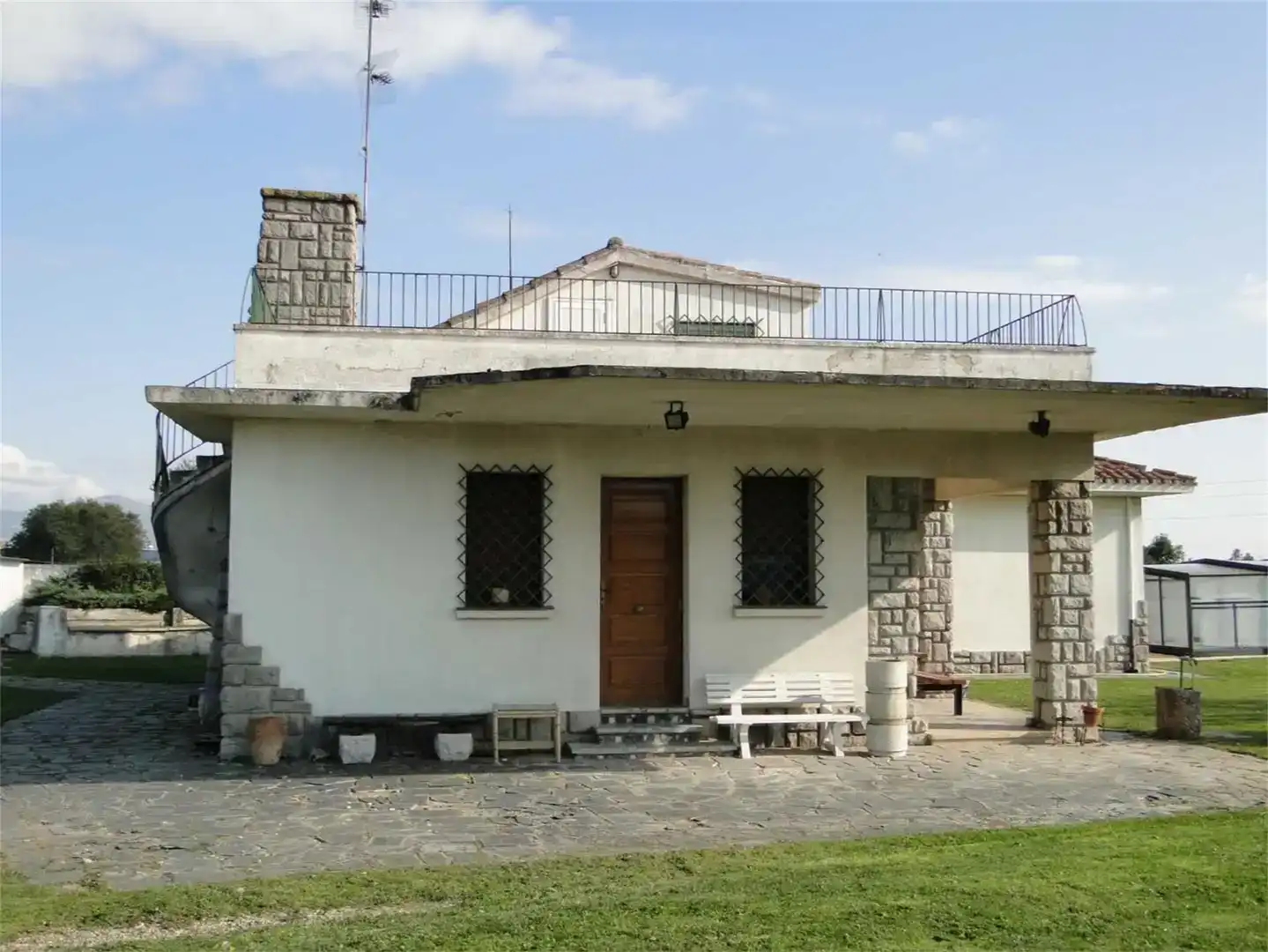 Vista exterior de Casa o xalet en venda en Haro amb Jardí privat, Piscina i Balcó