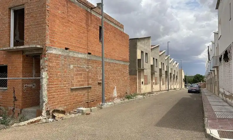 Vista exterior de Edificio en venta en La Albuera