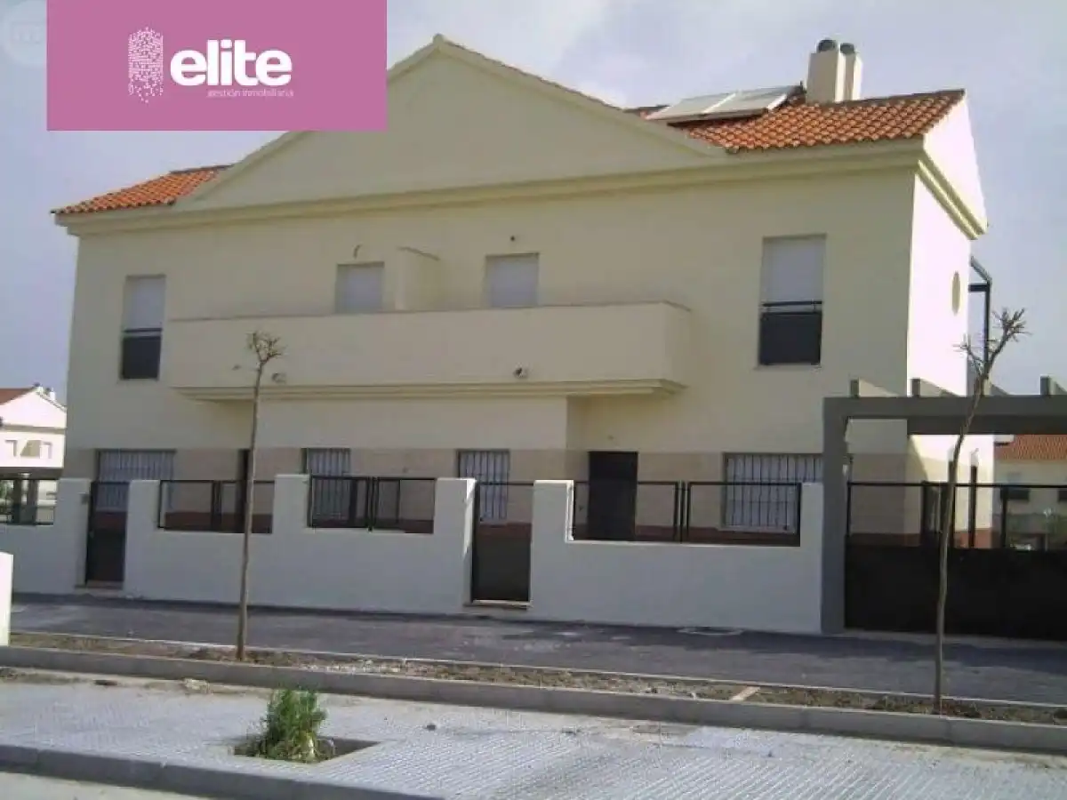 Vista exterior de Casa o xalet de lloguer en Jerez de la Frontera amb Aire condicionat, Calefacció i Jardí privat