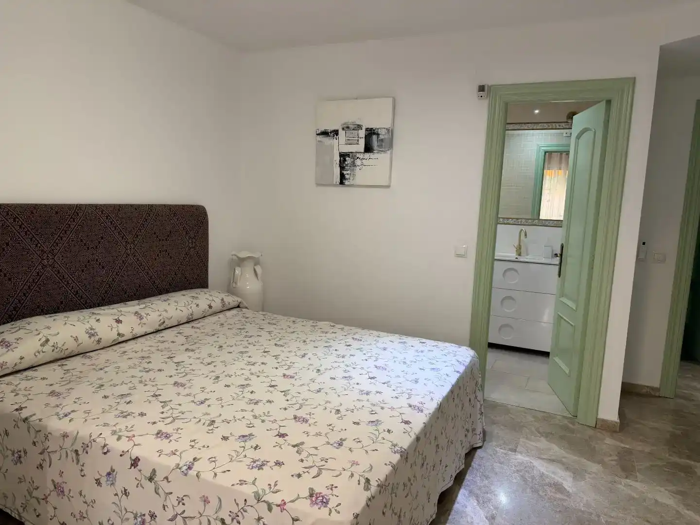 Habitación de Piso de alquiler en Marbella con Aire acondicionado, Jardín privado y Piscina
