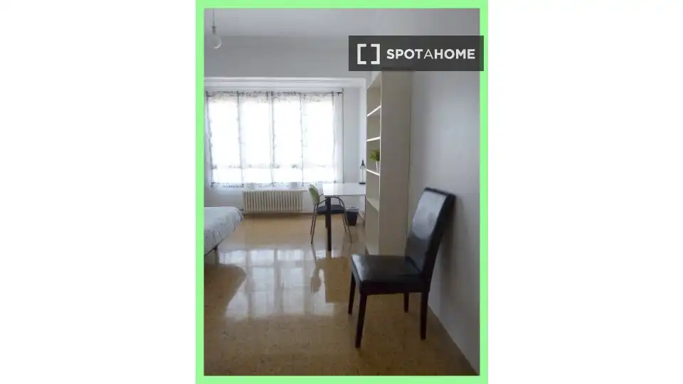 Habitación de Piso de alquiler en Zaragoza con Aire acondicionado, Calefacción y Amueblado