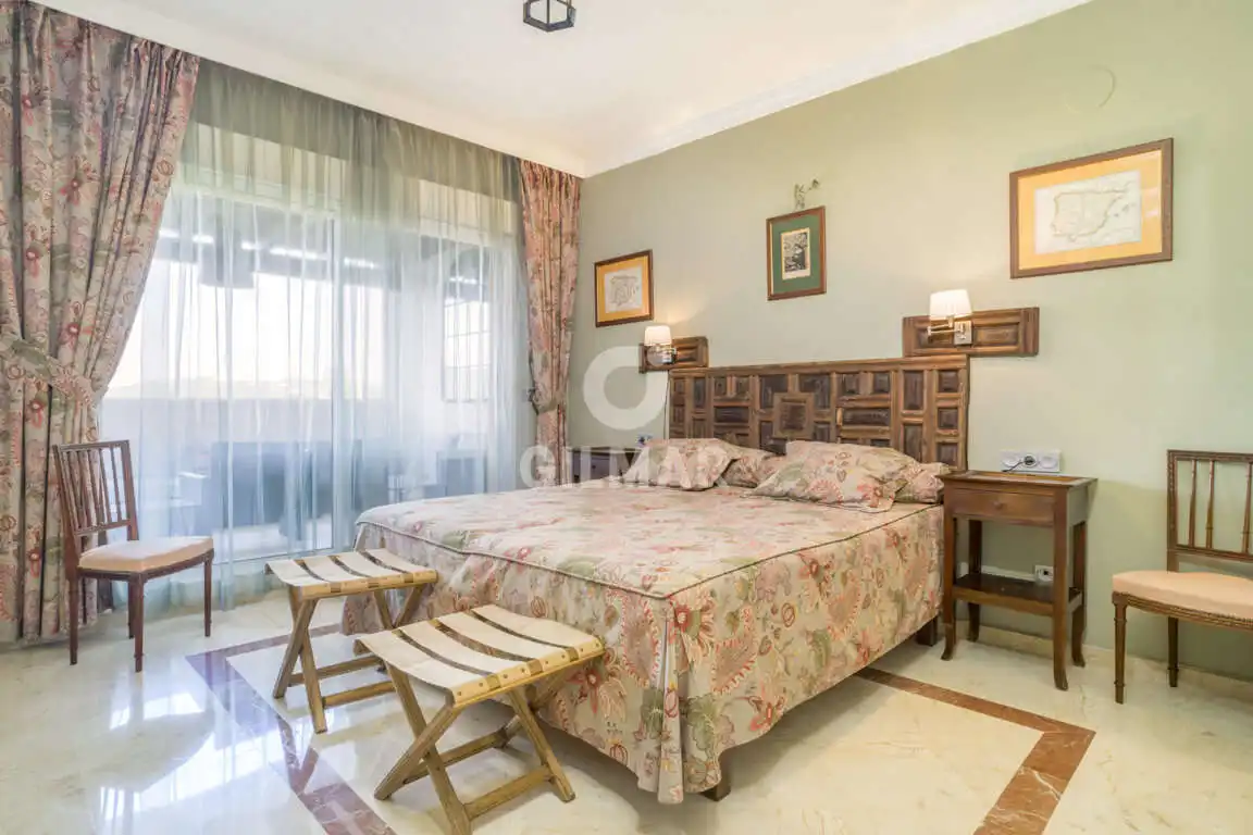 Schlafzimmer von Maisonette zum Verkauf in Sotogrande mit Heizung, Abstellraum und Schwimmbad