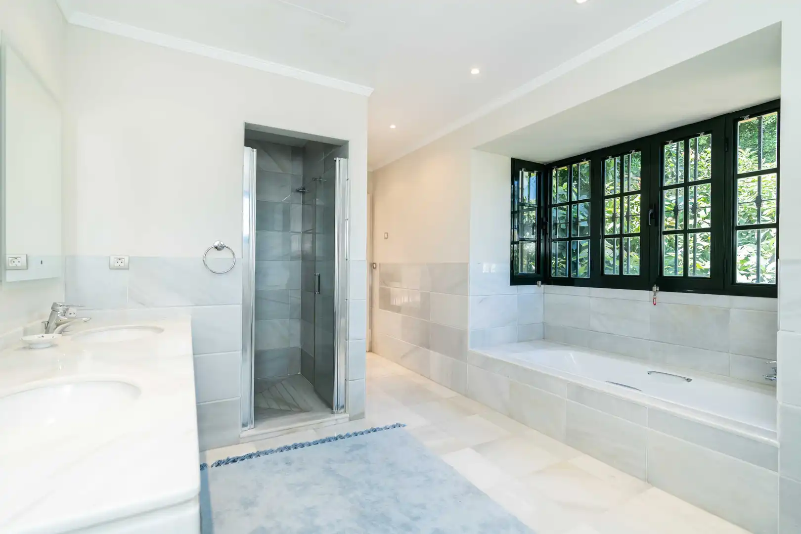 Bany de Casa o xalet en venda en Marbella amb Aire condicionat, Jardí privat i Terrassa