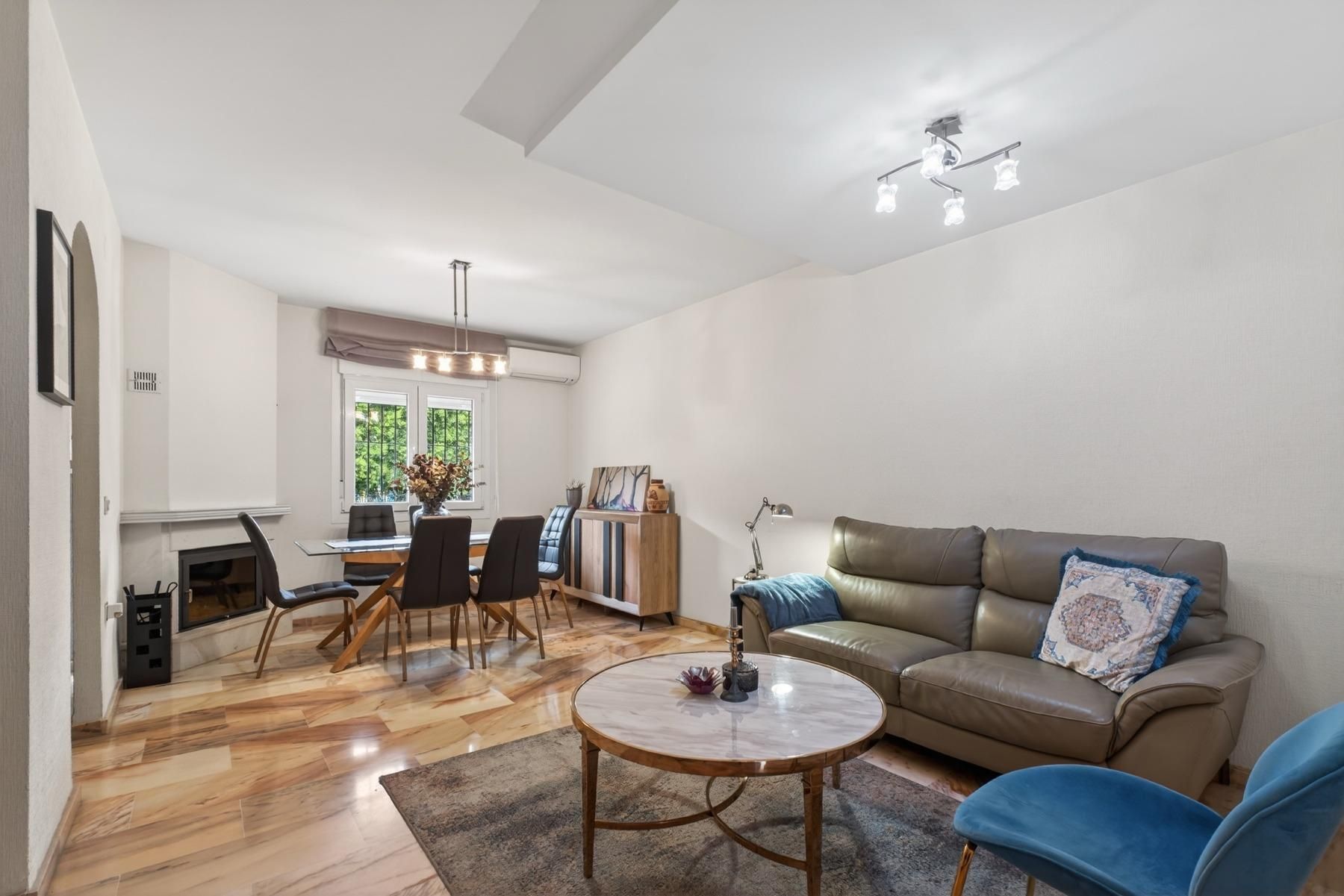 Sala d'estar de Casa adosada en venda en Alhaurín de la Torre amb Aire condicionat, Terrassa i Piscina comunitària