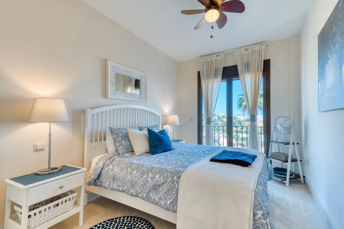 Schlafzimmer von Einfamilien-Reihenhaus zum Verkauf in Estepona mit Klimaanlage, Terrasse und Alarm