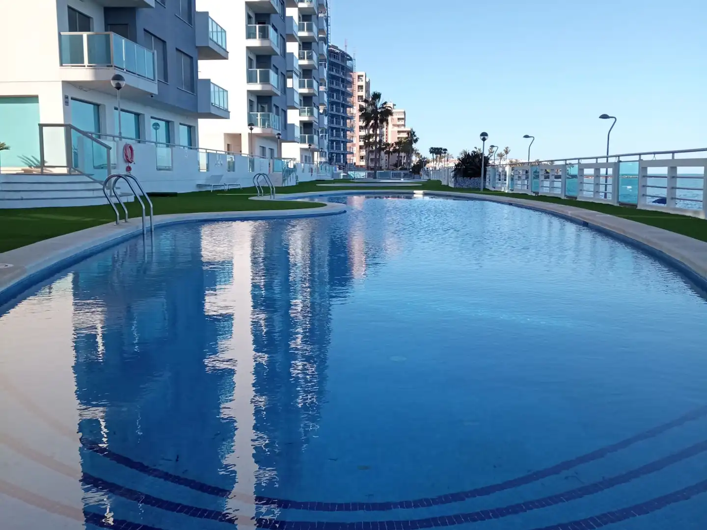 Piscina de Piso en venta en La Manga del Mar Menor con Aire acondicionado, Amueblado y Horno
