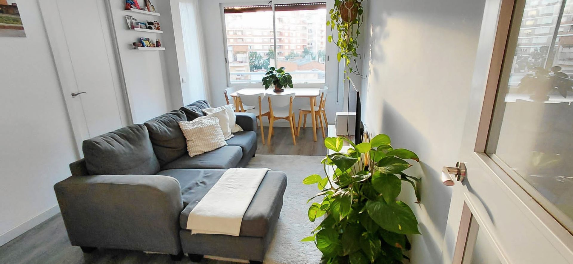 Sala d'estar de Pis en venda en L'Hospitalet de Llobregat amb Aire condicionat, Forn i Balcó