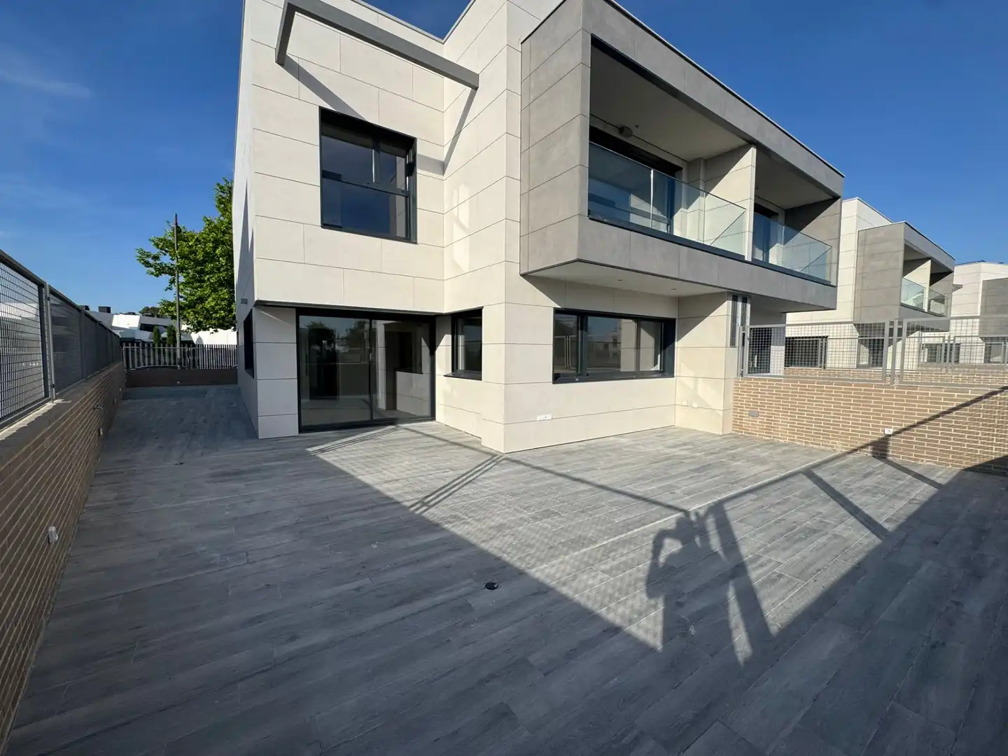 Vista exterior de Casa adosada en venta en Boadilla del Monte con Aire acondicionado, Calefacción y Jardín privado
