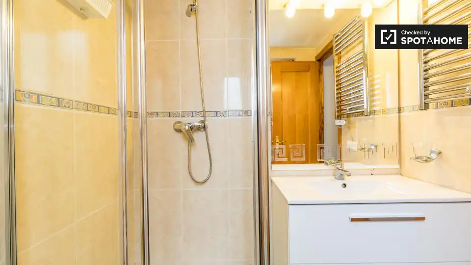 Badezimmer von Wohnung zur Miete in Valencia mit Klimaanlage, Heizung und Möbliert