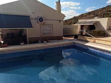 Xalet amb piscina en venda a Jubalcoi
