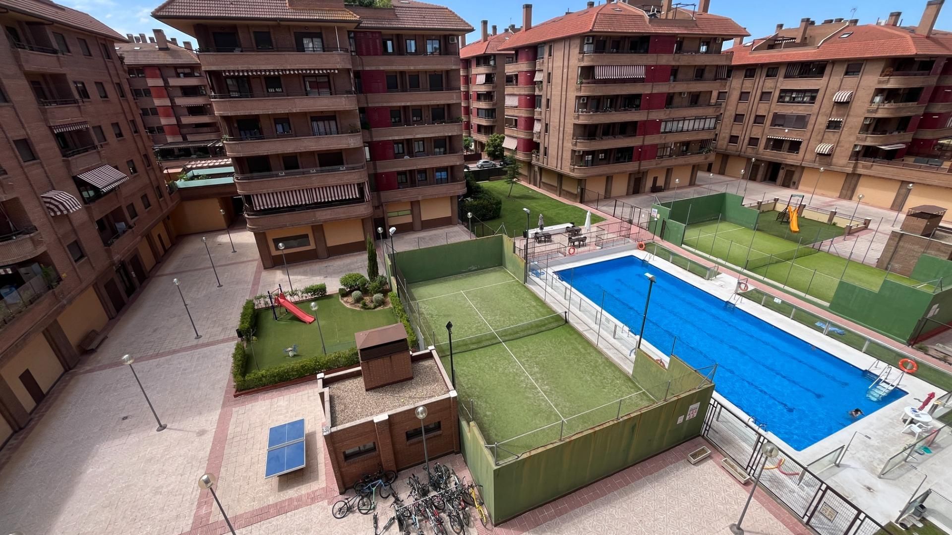 Piscina de Apartamento en venta en Alcalá de Henares con Aire acondicionado, Calefacción y Trastero