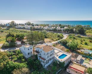 Vista exterior de Casa o xalet en venda en Estepona amb Jardí privat, Terrassa i Piscina