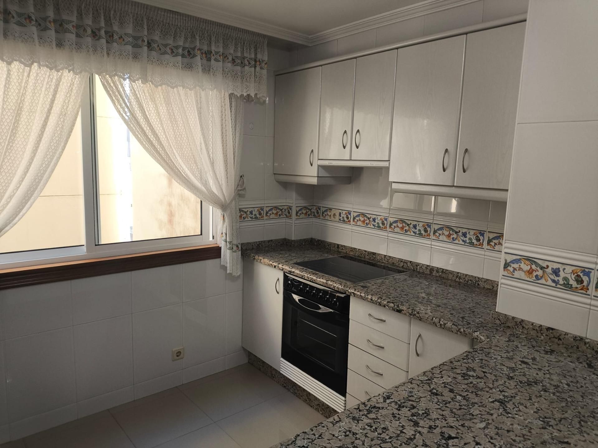 Cocina de Apartamento de alquiler en Carballo con Calefacción