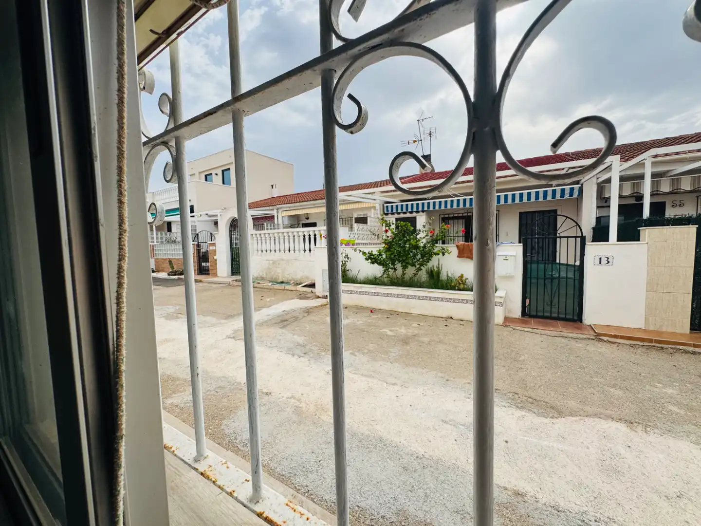 Vista exterior de Casa o xalet en venda en Guardamar del Segura amb Aire condicionat, Calefacció i Terrassa