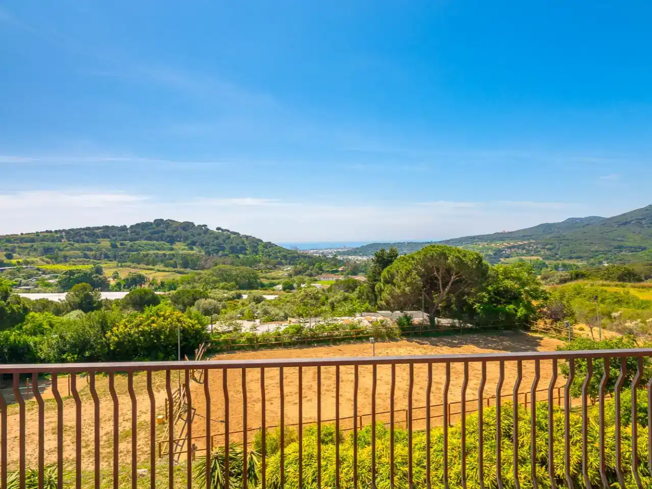 Vista exterior de Planta baixa en venda en Argentona amb Aire condicionat, Terrassa i Piscina