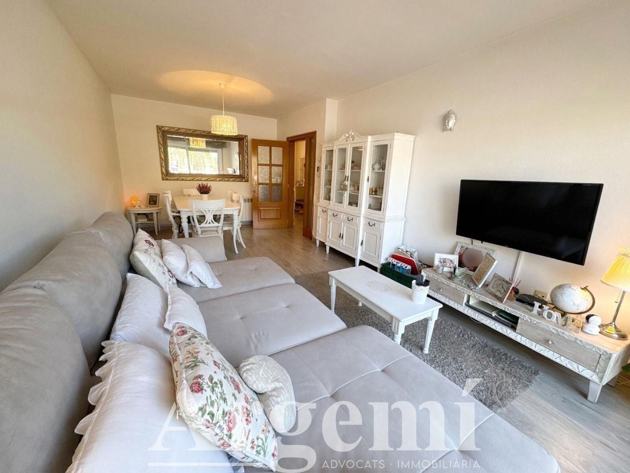 Sala d'estar de Casa adosada en venda en Palau-solità i Plegamans amb Aire condicionat, Calefacció i Jardí privat