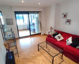 Sala d'estar de Apartament de lloguer en  Madrid Capital amb Calefacció, Terrassa i Moblat