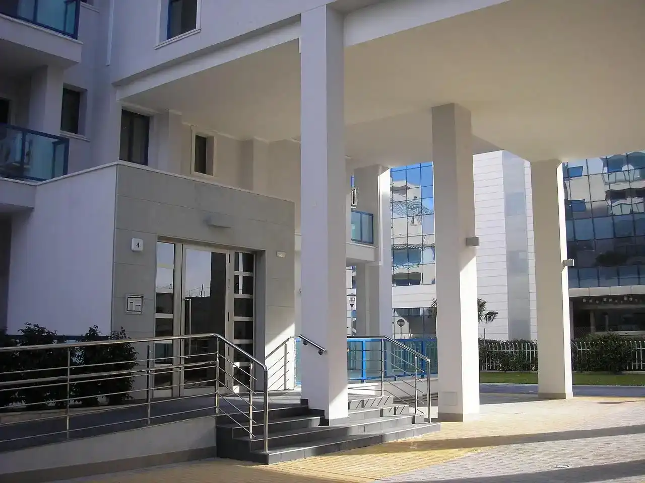 Vista exterior de Apartament en venda en Alicante / Alacant amb Aire condicionat, Piscina i Balcó
