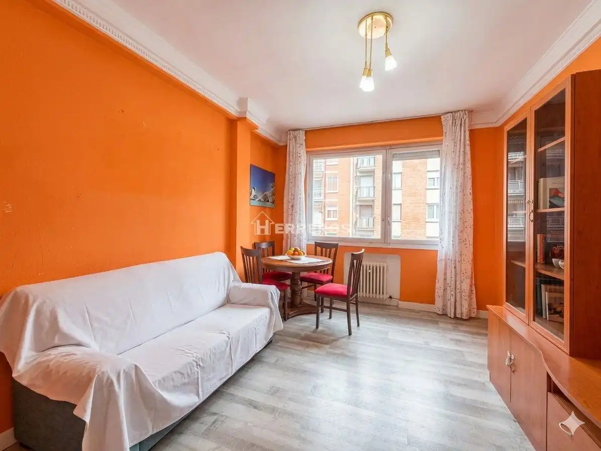 Habitación de Piso en venta en  Logroño con Calefacción, Parquet y Terraza