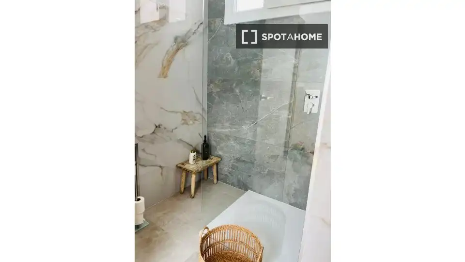 Bany de Apartament per a compartir en Alicante / Alacant amb Aire condicionat, Terrassa i Moblat