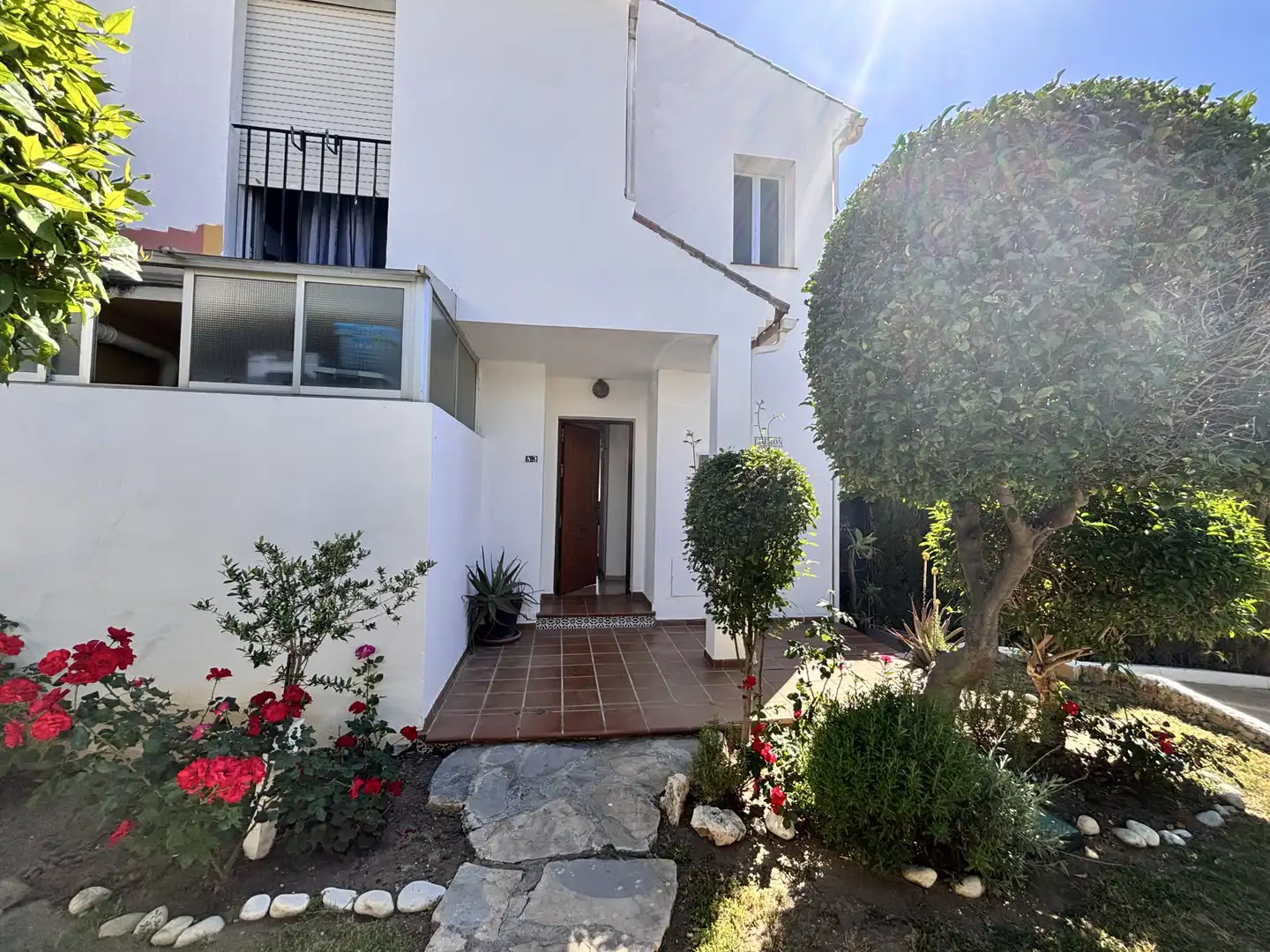 Vista exterior de Casa o xalet en venda en Estepona amb Jardí privat, Terrassa i Balcó