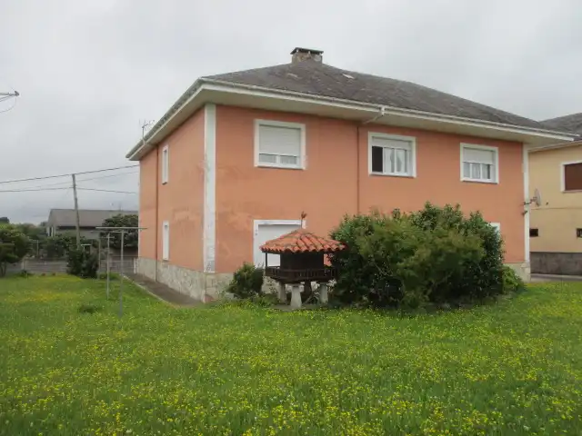 Vista exterior de Casa o xalet en venda en Castropol amb Calefacció, Jardí privat i Parquet