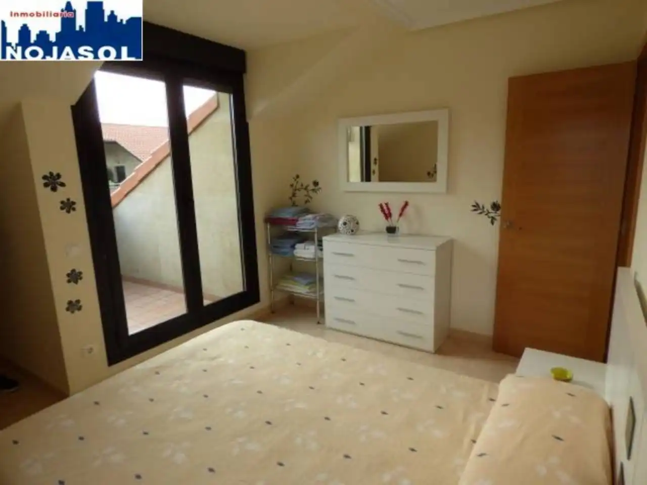 Dormitori de Àtic de lloguer en Noja amb Calefacció, Terrassa i Moblat