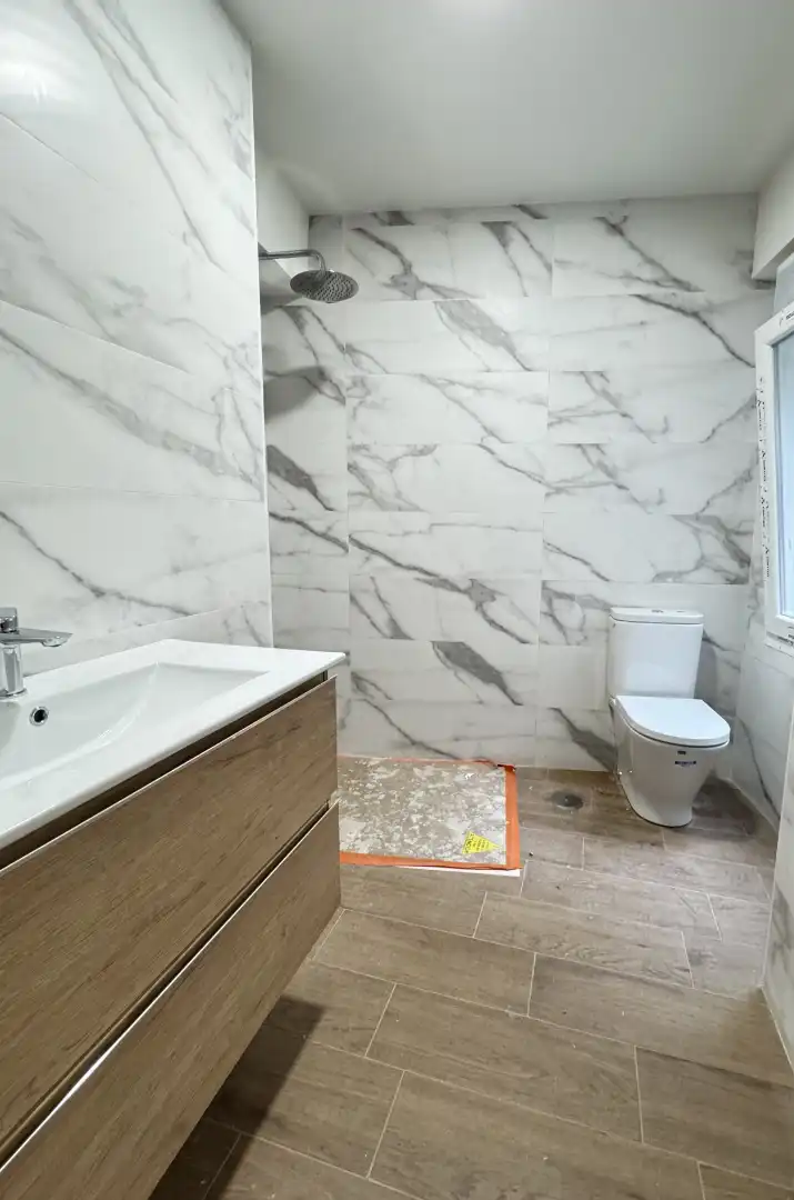 Baño de Piso en venta en Avilés con Terraza y Balcón