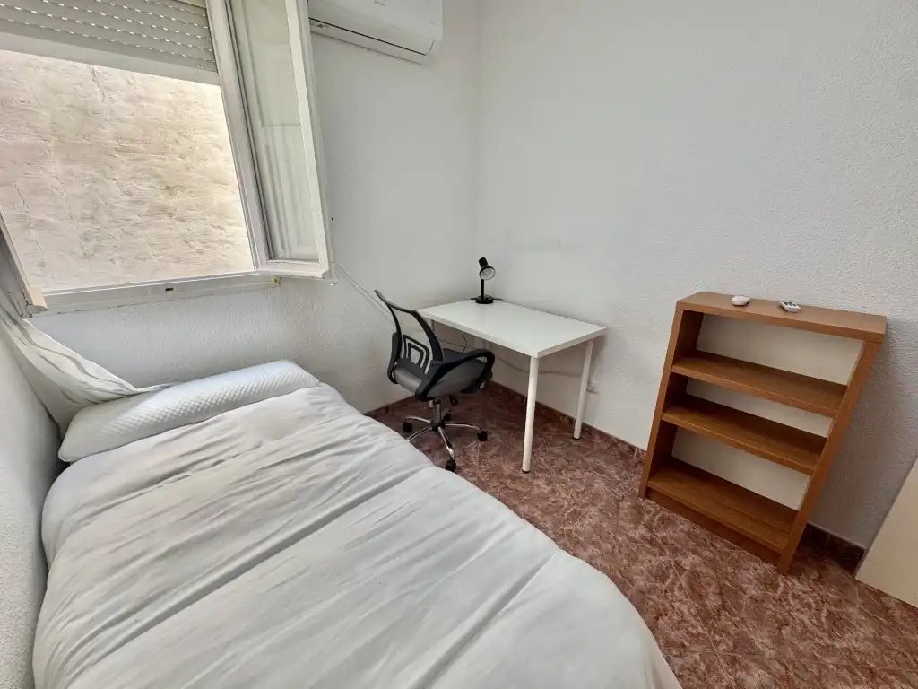 Bedroom of Flat for share in Córdoba