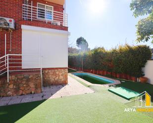 Jardí de Casa adosada en venda en Campo Real amb Aire condicionat, Calefacció i Jardí privat