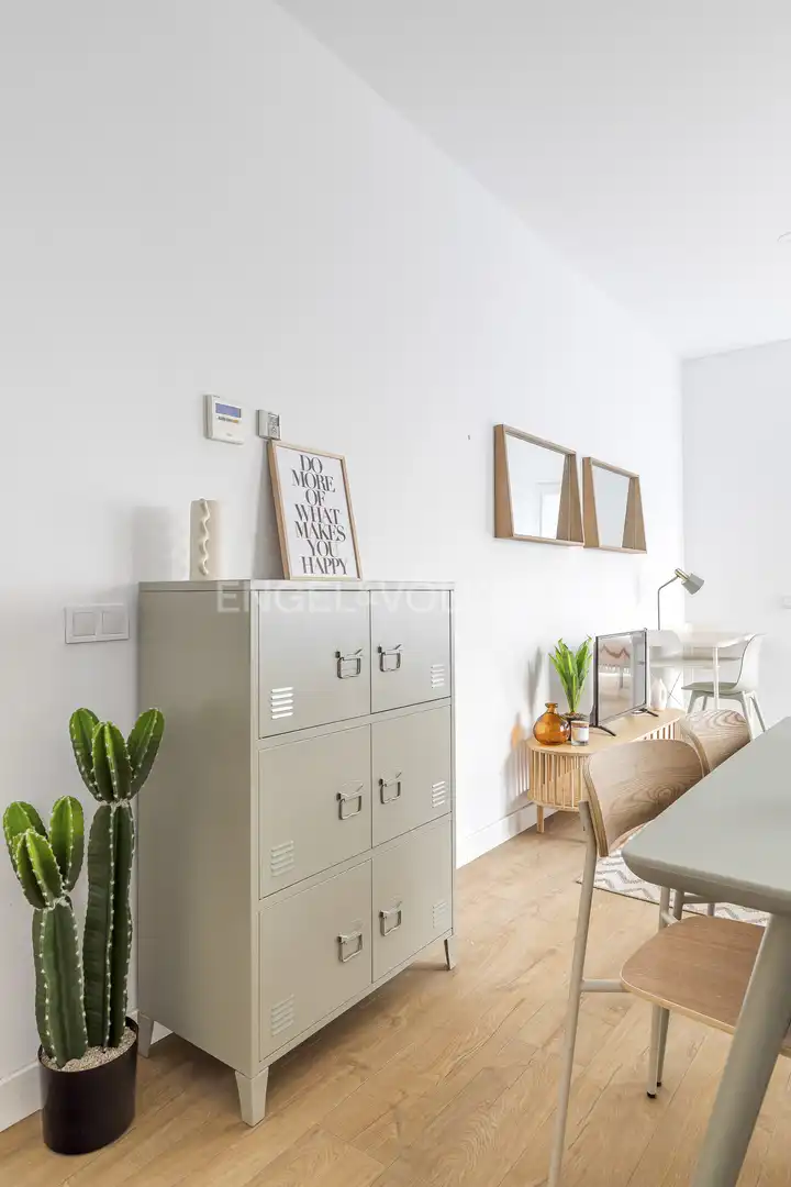 Dormitori de Apartament de lloguer en Madrid amb Aire condicionat, Calefacció i Moblat