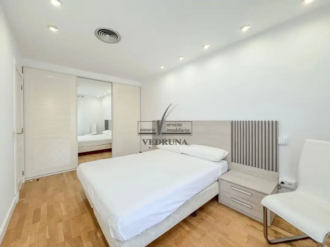 Dormitori de Apartament de lloguer en Zaragoza amb Aire condicionat, Calefacció i Forn