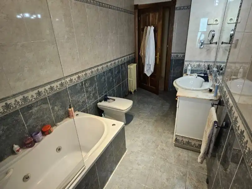 Baño de Piso en venta en Azuqueca de Henares con Aire acondicionado, Parquet y Terraza
