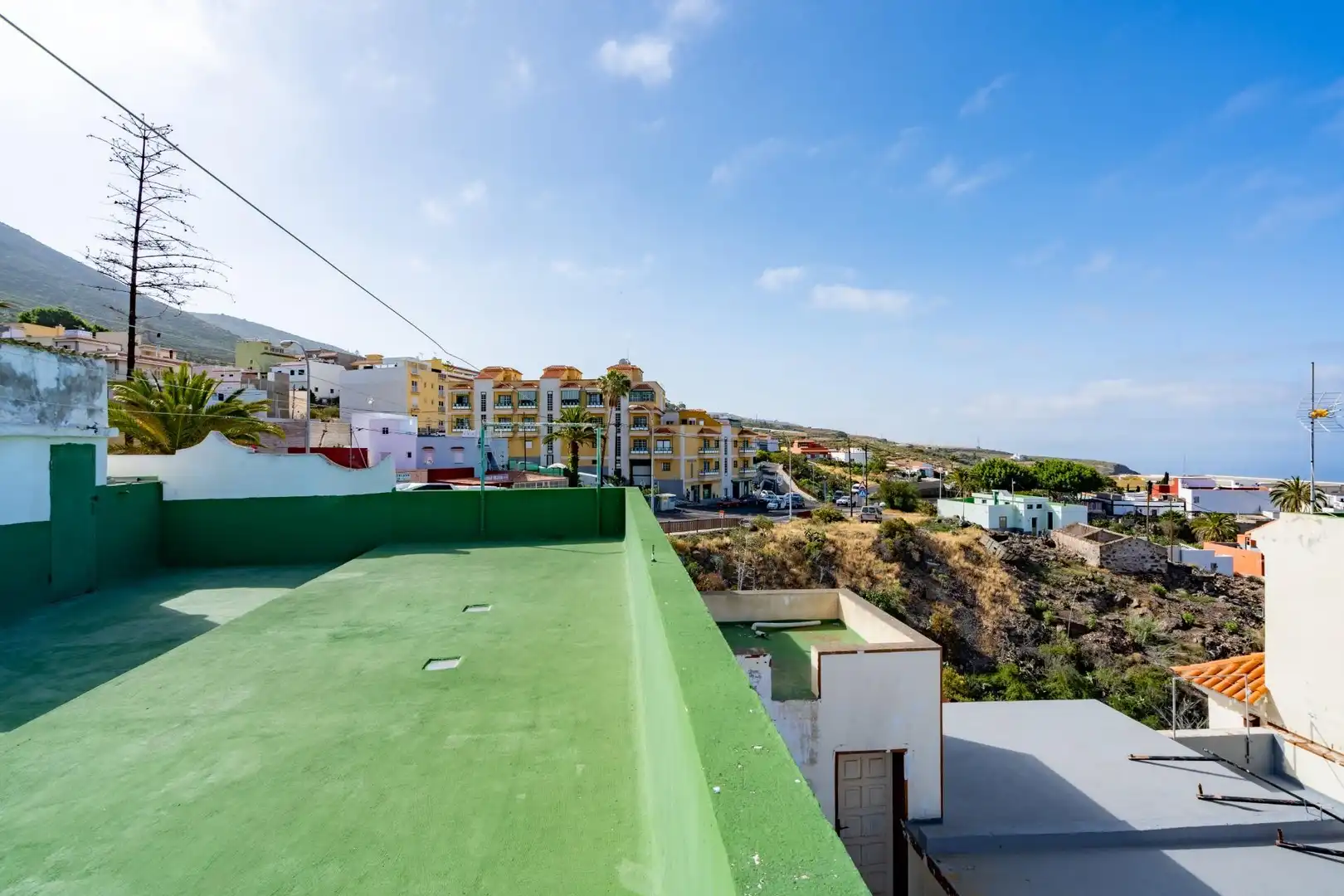 Vista exterior de Casa adosada en venta en Guía de Isora con Jardín privado y Terraza