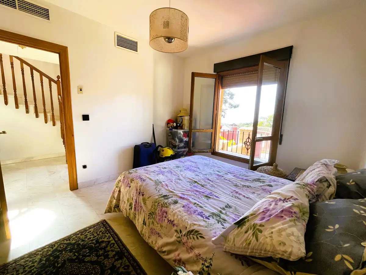 Schlafzimmer von Einfamilien-Reihenhaus zum Verkauf in Mijas mit Klimaanlage, Heizung und Privatgarten