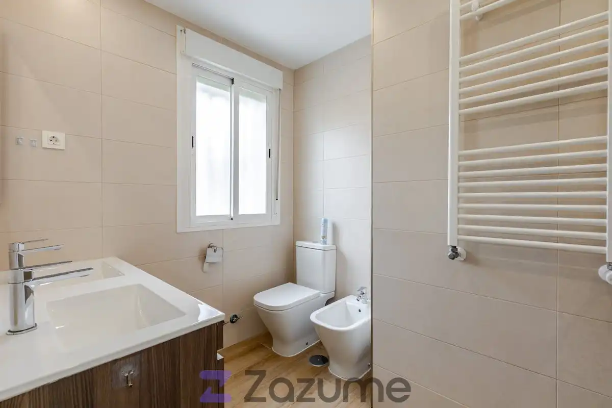 Badezimmer von Wohnung zur Miete in Madrid mit Klimaanlage, Heizung und Terrasse