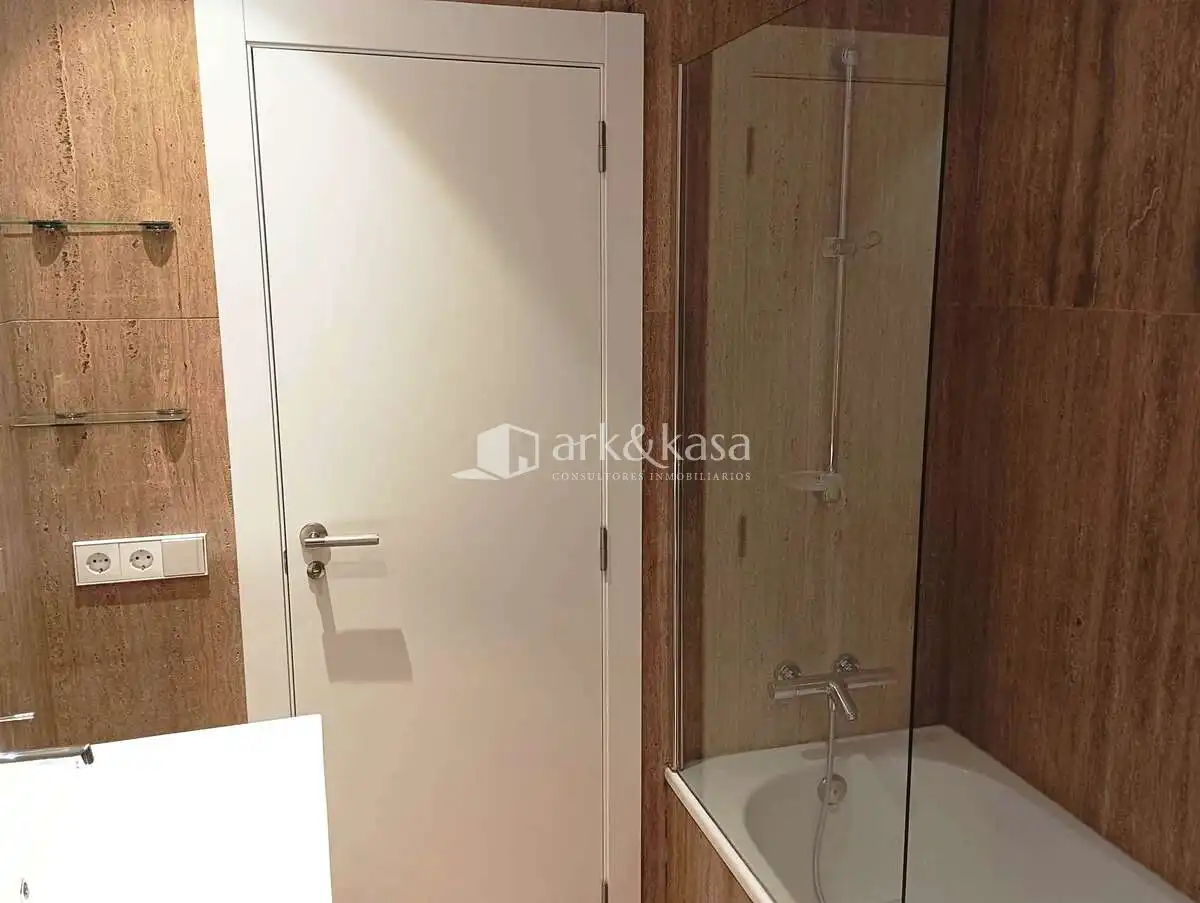 Badezimmer von Wohnung zur Miete in Valencia mit Klimaanlage, Heizung und Möbliert