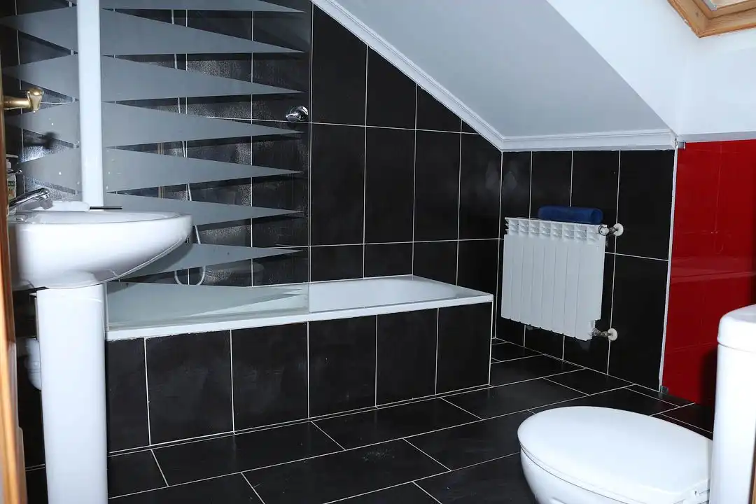 Baño de Casa o chalet en venta en Parres con Jardín privado, Trastero y Piscina