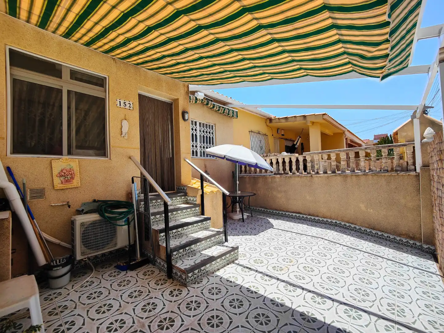 Terraza de Casa adosada de alquiler en Torrevieja con Aire acondicionado, Jardín privado y Terraza
