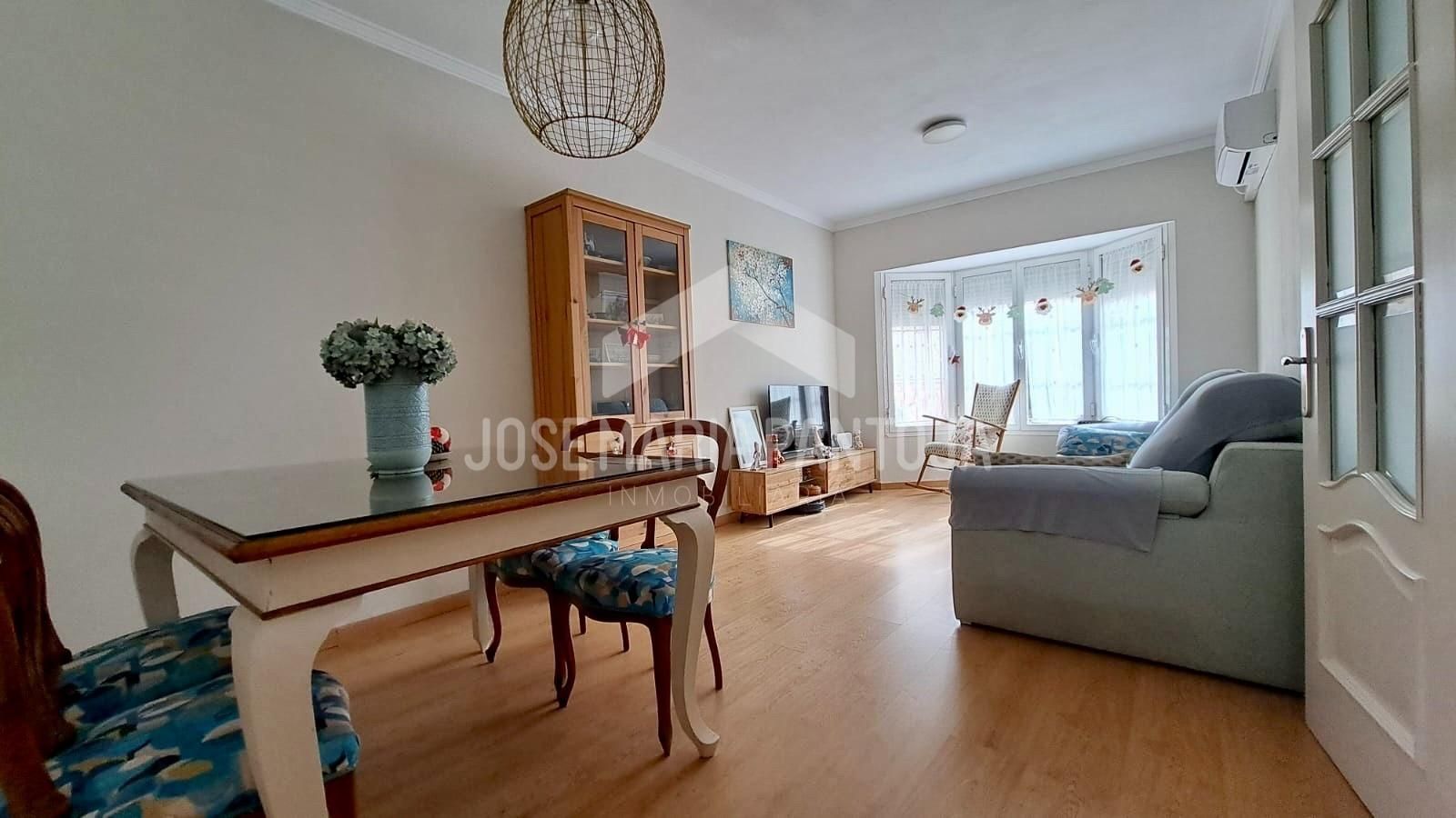 Sala d'estar de Casa adosada en venda en Jerez de la Frontera amb Aire condicionat