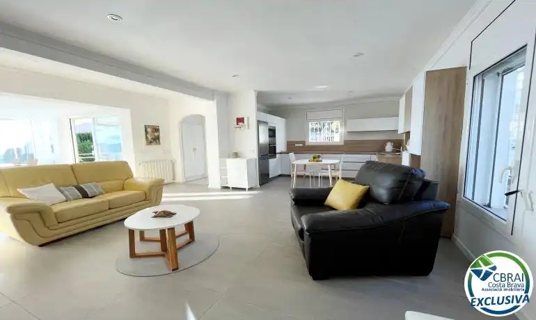 Sala d'estar de Casa o xalet en venda en Roses amb Aire condicionat, Calefacció i Jardí privat