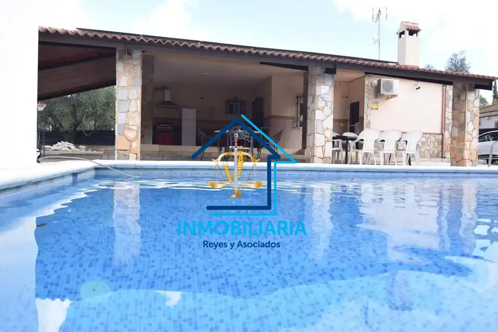 Piscina de Casa o xalet en venda en Córdoba amb Aire condicionat, Terrassa i Piscina