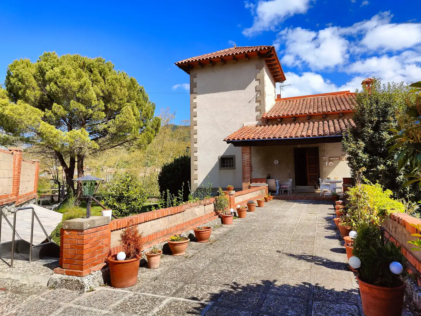 Vista exterior de Casa o xalet en venda en Sant Joan de les Abadesses amb Calefacció, Jardí privat i Terrassa