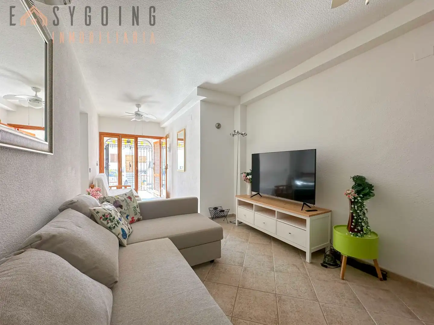 Sala d'estar de Casa adosada en venda en Santa Pola amb Aire condicionat, Jardí privat i Terrassa
