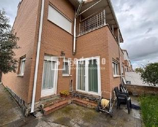 Vista exterior de Casa o xalet en venda en Torija amb Calefacció, Parquet i Terrassa