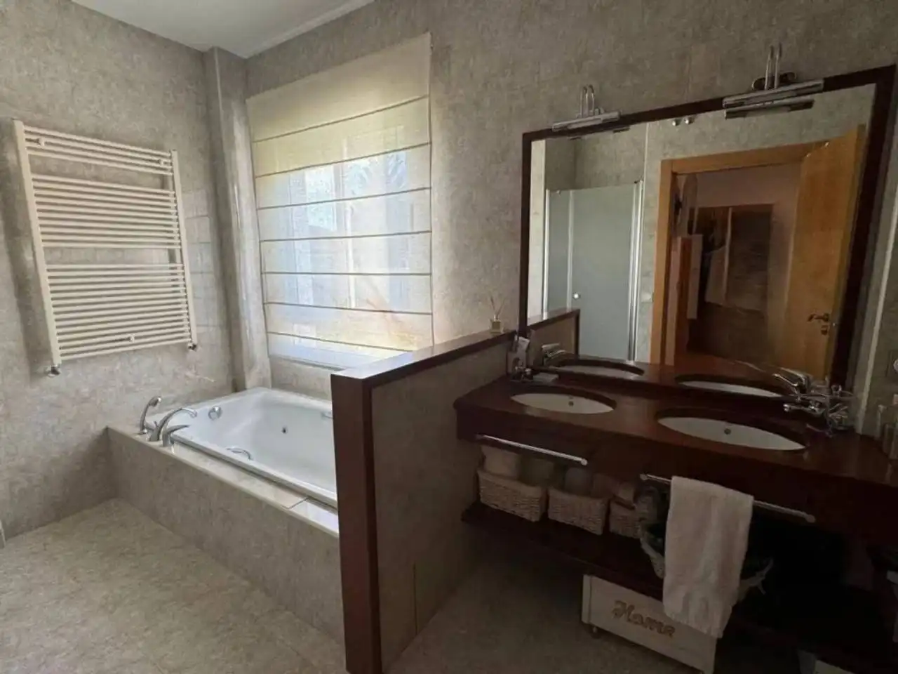 Badezimmer von Haus oder Chalet zum Verkauf in Plasencia mit Klimaanlage und Terrasse