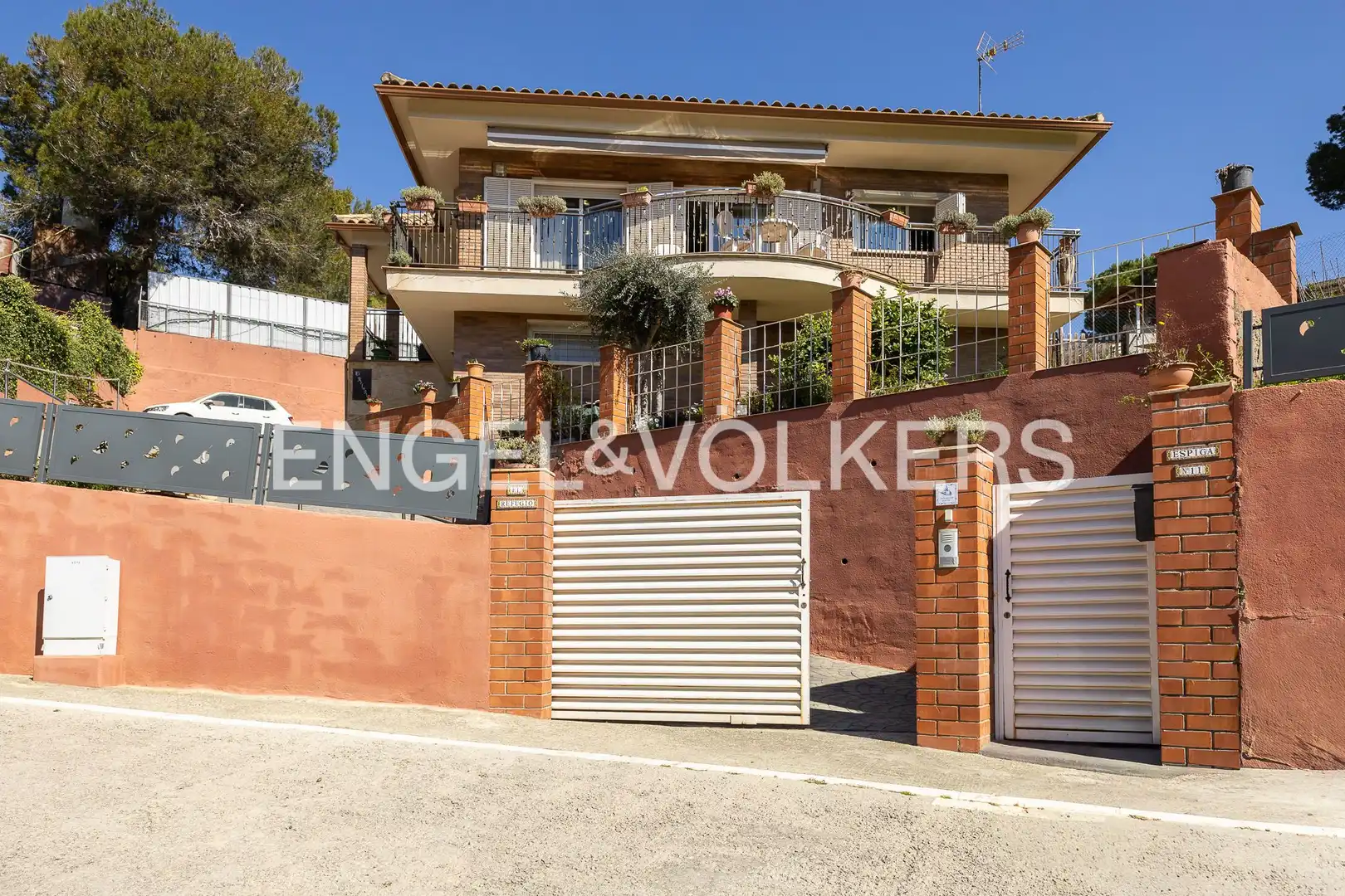 Vista exterior de Casa o xalet en venda en Rubí amb Aire condicionat, Calefacció i Traster