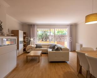 Sala d'estar de Apartament en venda en Sant Cugat del Vallès amb Aire condicionat, Terrassa i Piscina